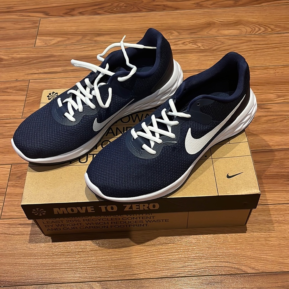 Mens Nike revolution size 10. Brand new never worn. Navy blue and white.